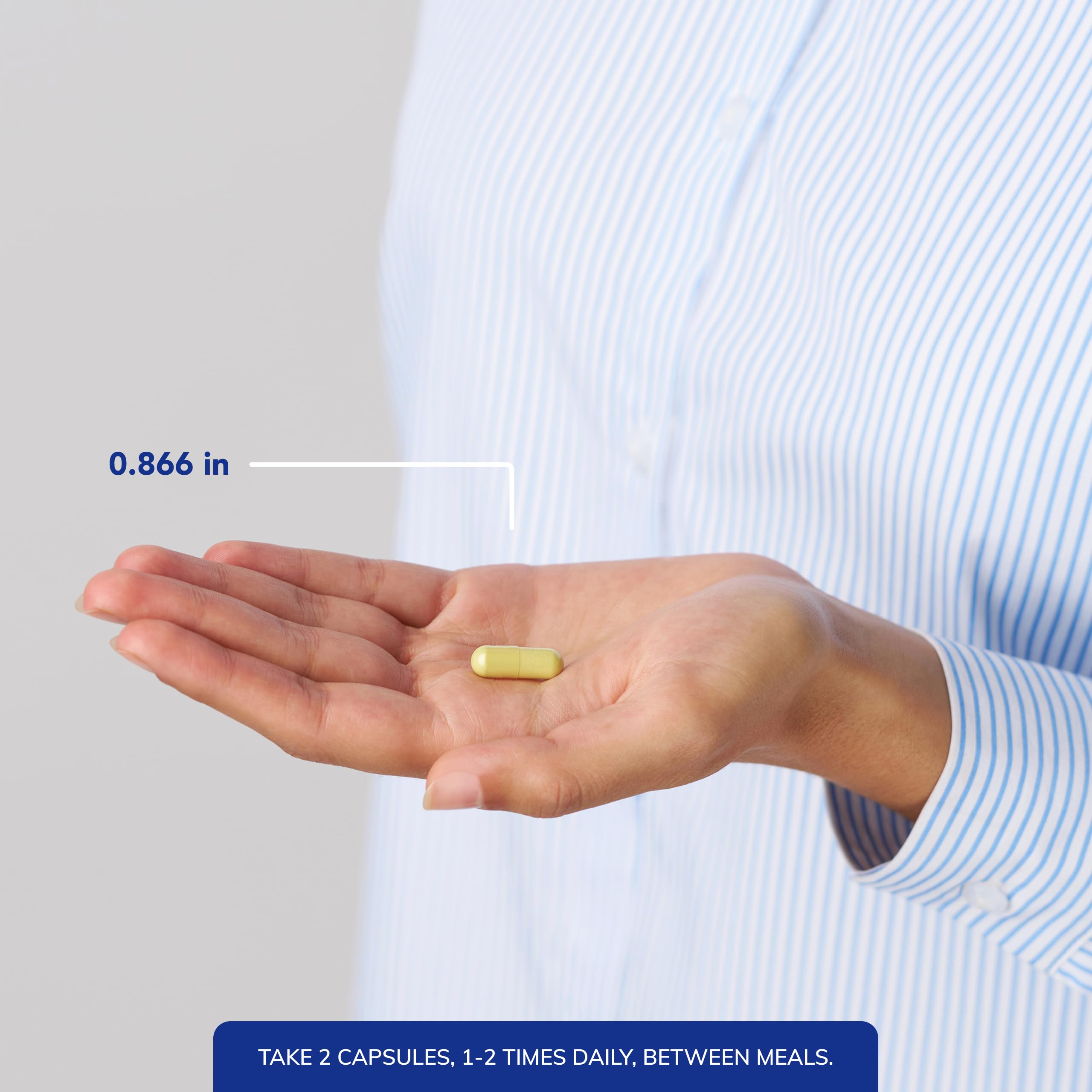 Pure Encapsulations cápsula en mano para comparar tamaño y ayuda en la dosificación