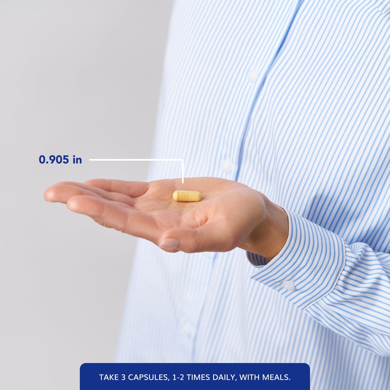 Pure Encapsulations botella en mano para comparar tamaño y facilidad de manejo