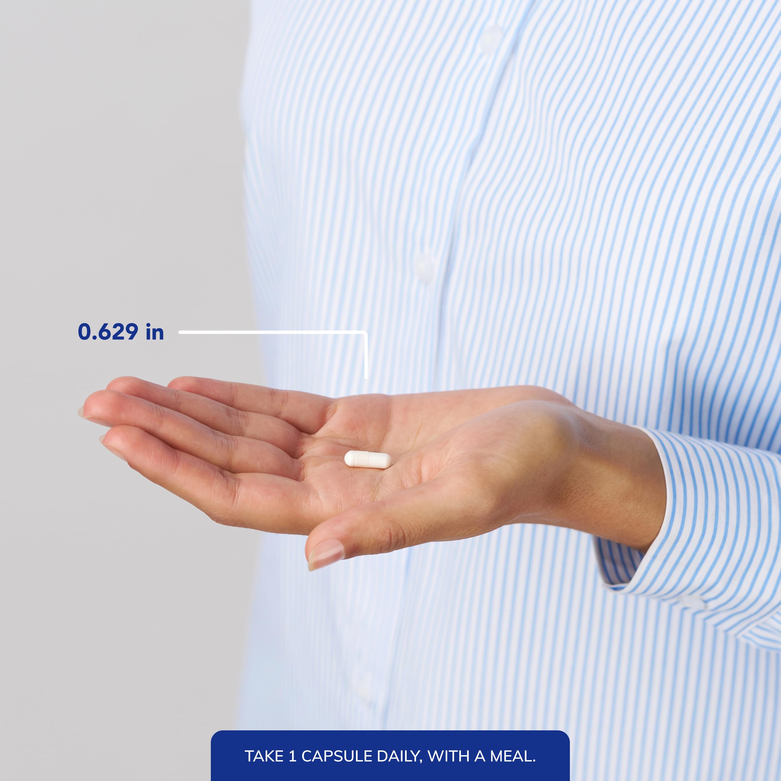 Pure Encapsulations cápsula en mano para comparar tamaño y facilitar dosificación
