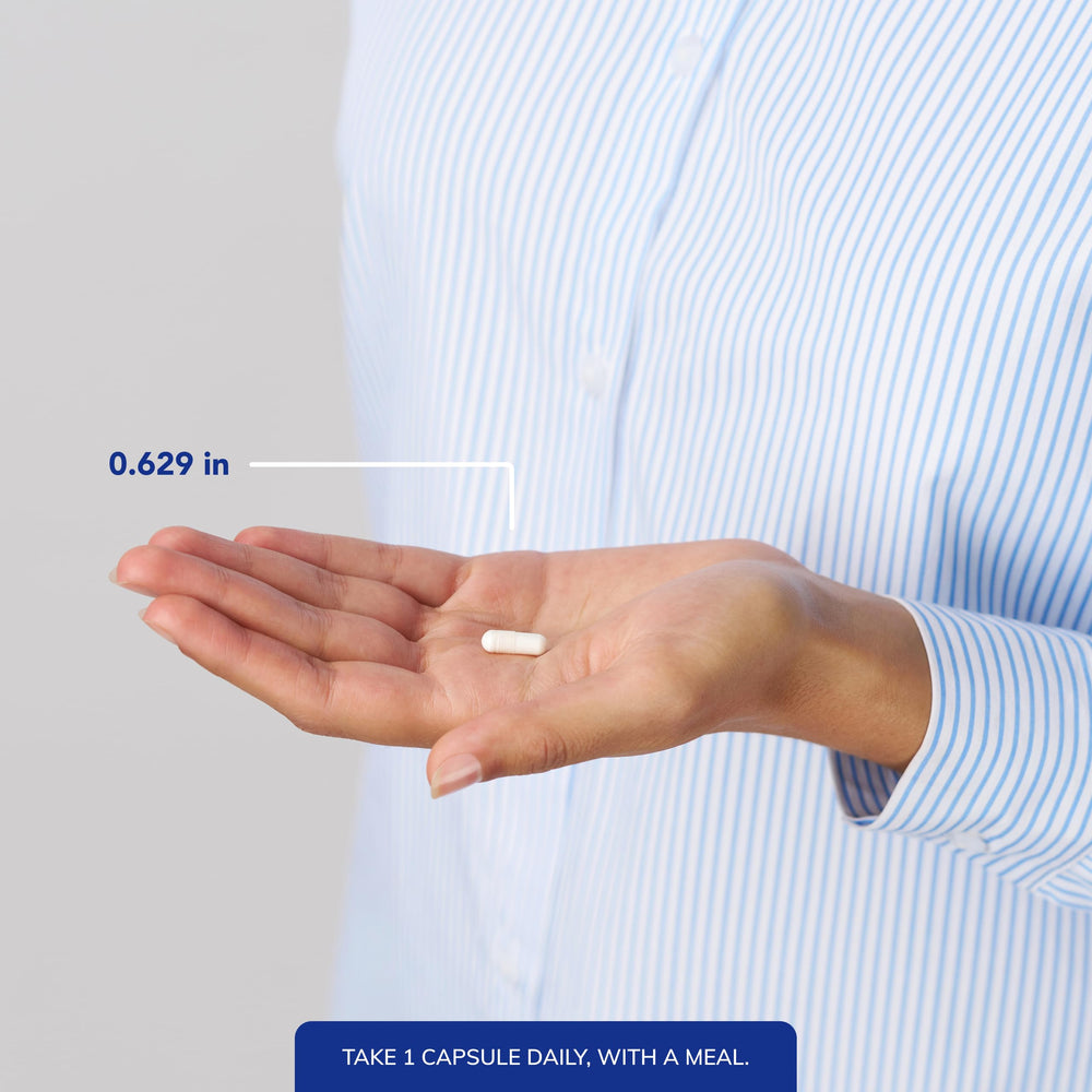 Pure Encapsulations cápsula en mano para comparar tamaño y facilitar dosificación