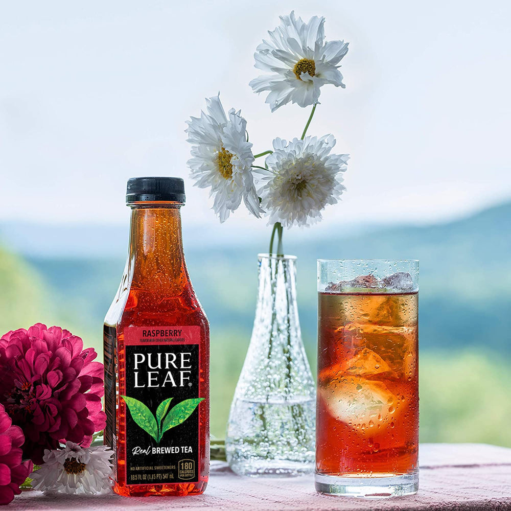 Comparación de tamaño Pure Leaf 18.5 fl oz junto a objetos cotidianos para escala