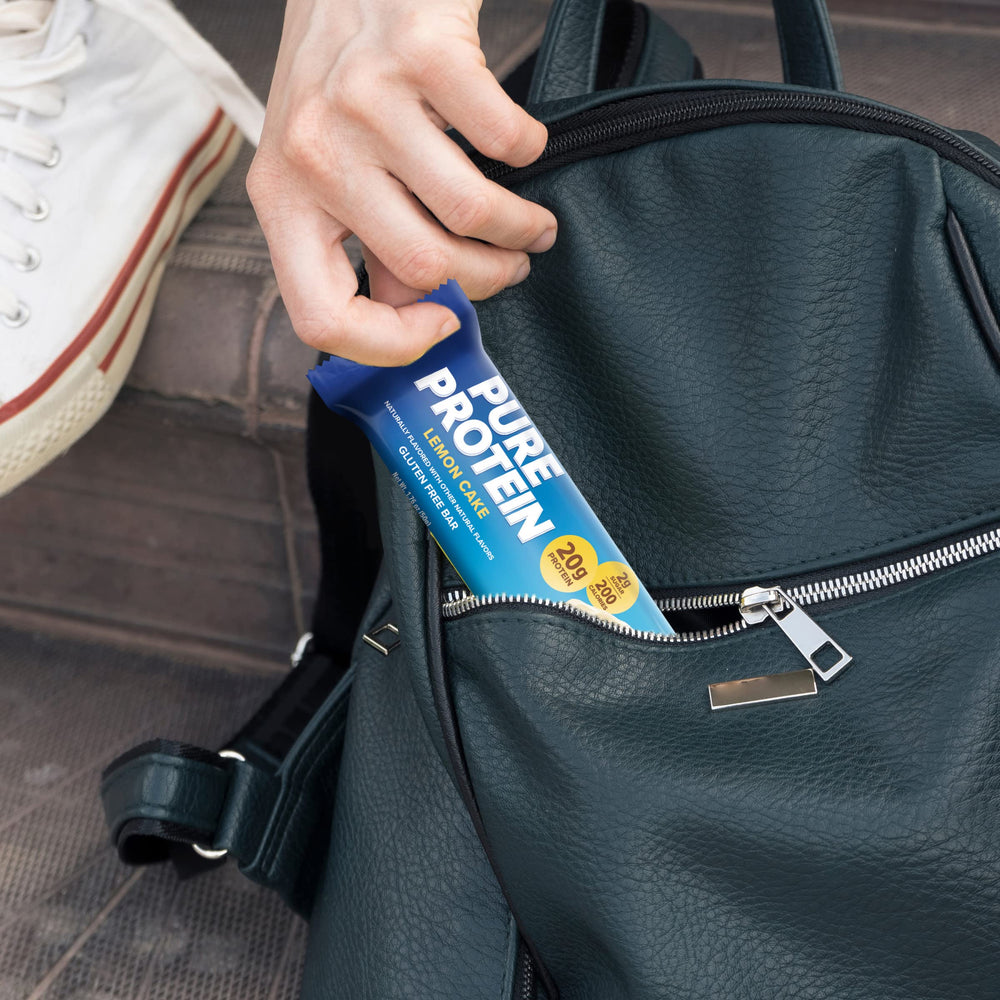 Pure Protein barrita junto a material de entrenamiento, snack post-entreno