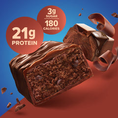 Pure Protein barrita junto a una mano para comparar tamaño y porción práctica