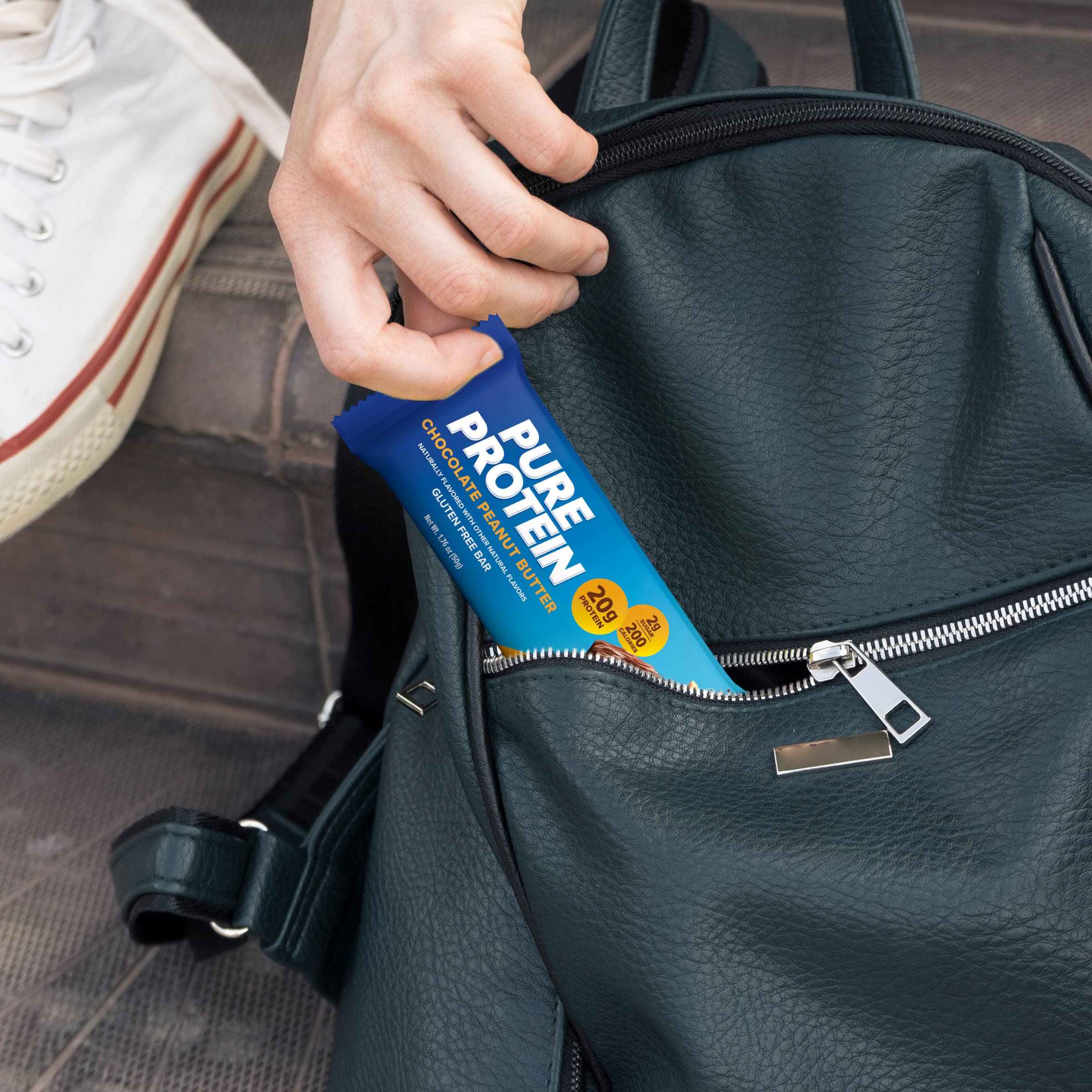 Pure Protein barra en mochila deportiva para energía y recuperación en movimiento