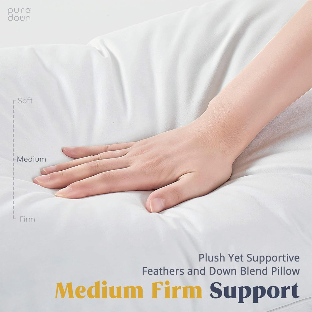 puredown almohadas colocadas en cama ambientada transmitiendo confort hotelero