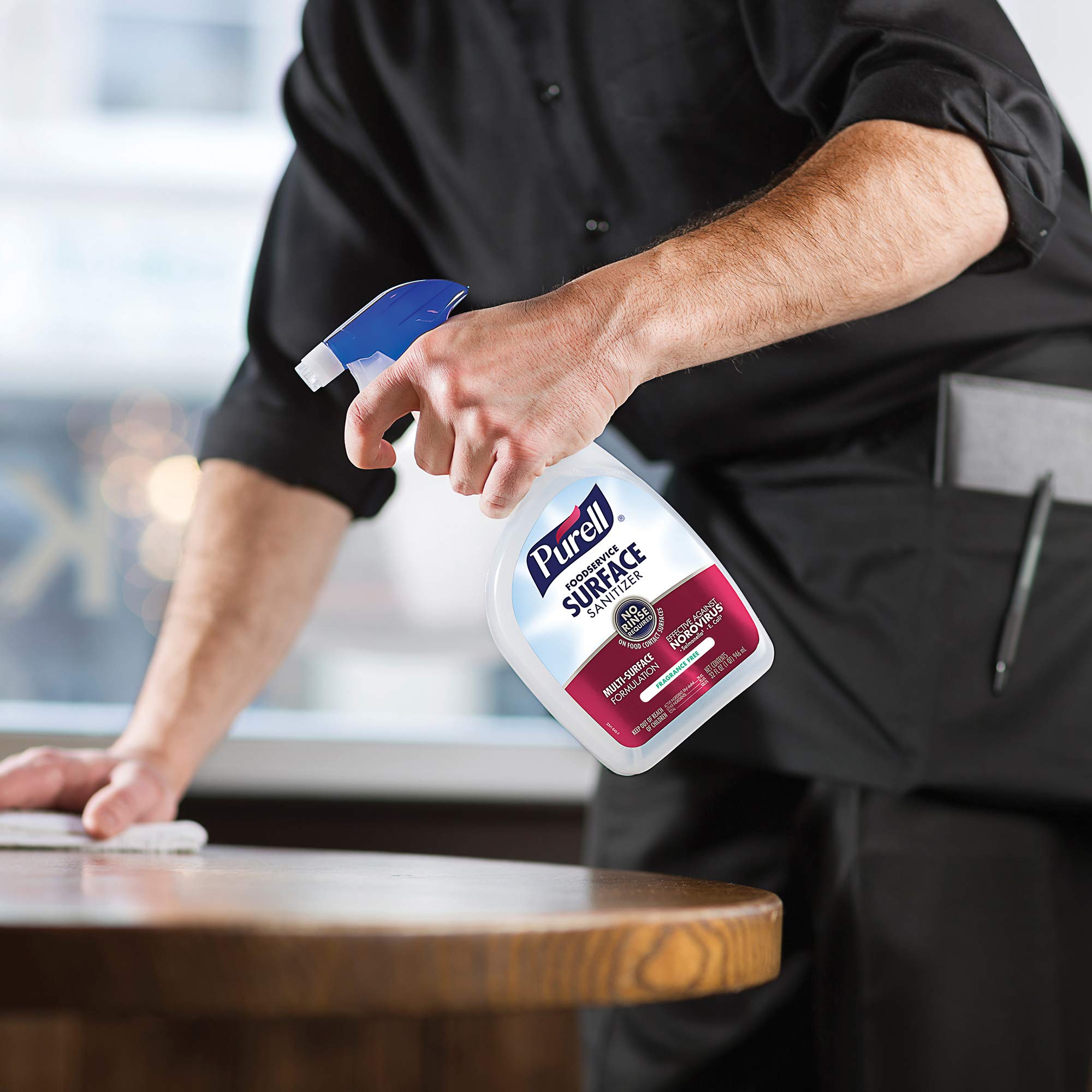 Purell pulverizando superficie, demostrando limpieza eficiente