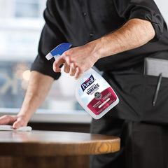 Purell pulverizando superficie, demostrando limpieza eficiente