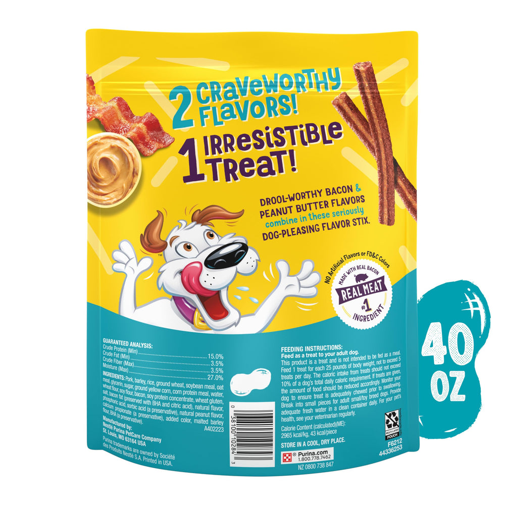 Purina Beggin' perro disfrutando la golosina como recompensa feliz