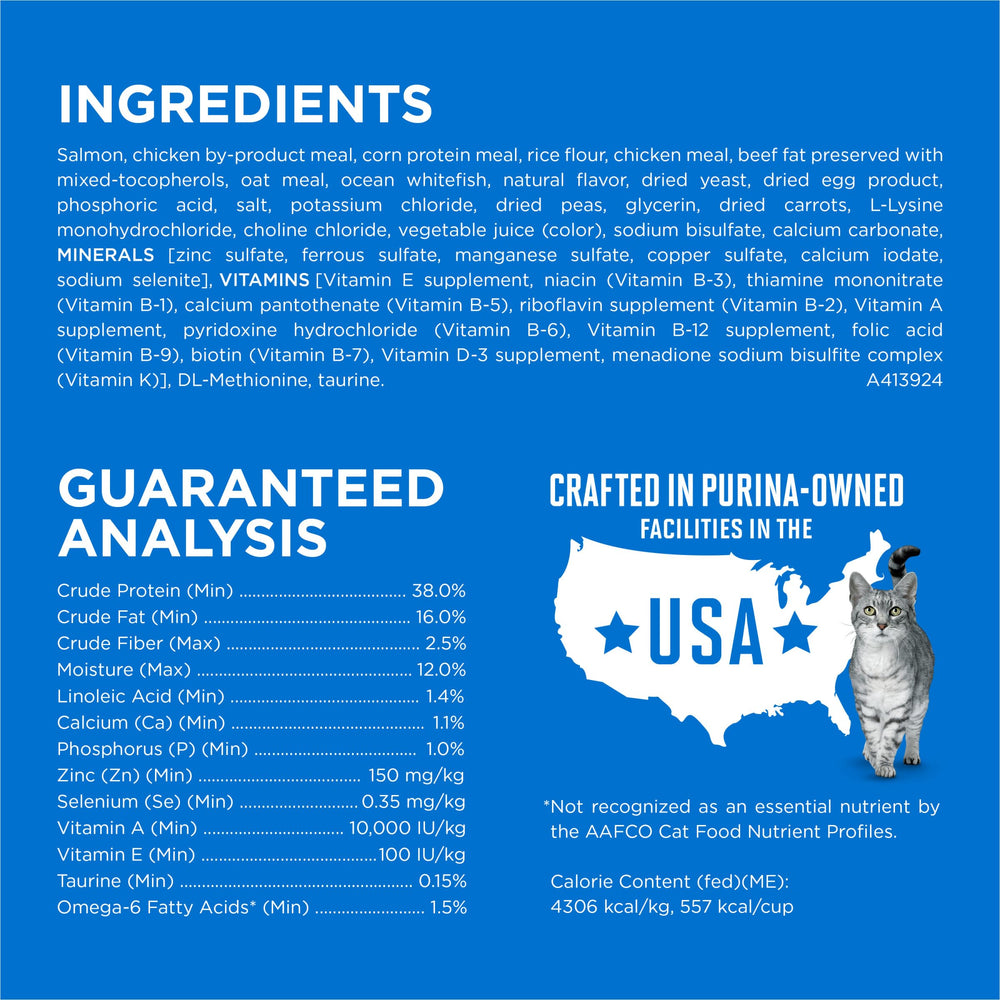 Purina ONE croqueta en mano para mostrar tamaño y escala conveniente