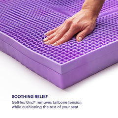 Purple cojín Ultimate Seat en asiento de coche demostrando fácil traslado
