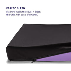 Purple cojín Ultimate Seat colocado en silla de oficina para mayor comodidad