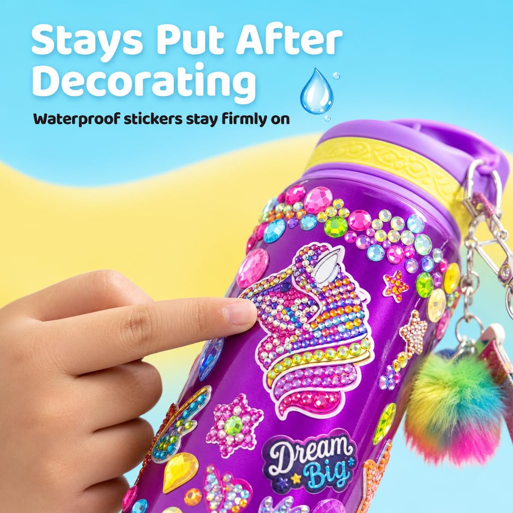 PURPLE LADYBUG botella en mano infantil mostrando tamaño y uso práctico
