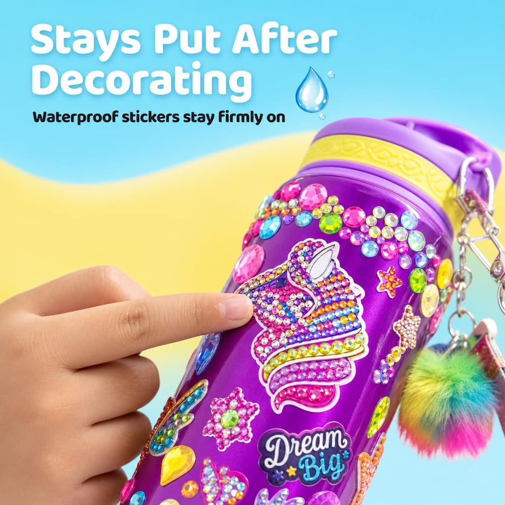PURPLE LADYBUG botella en mano infantil mostrando tamaño y uso práctico
