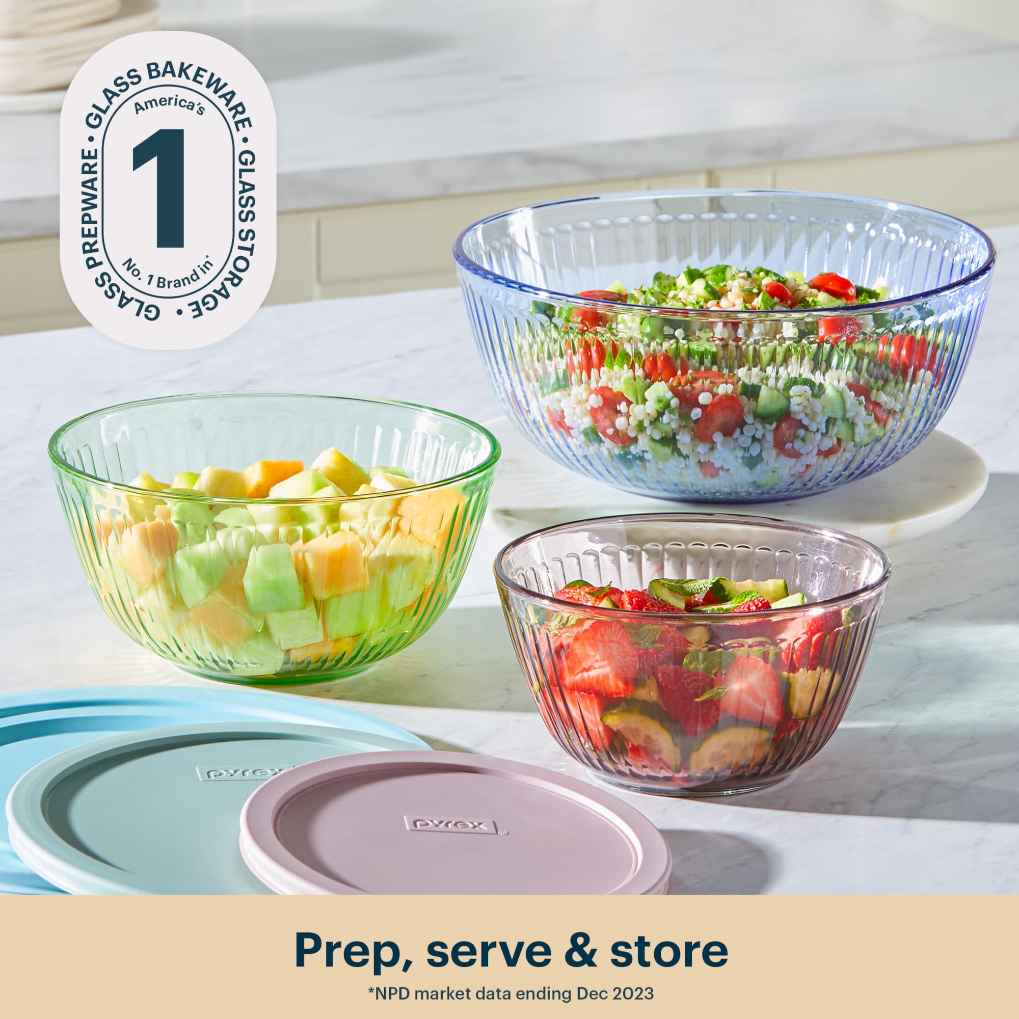 Pyrex cuencos con tapas ajustadas sellando alimentos frescos de forma segura