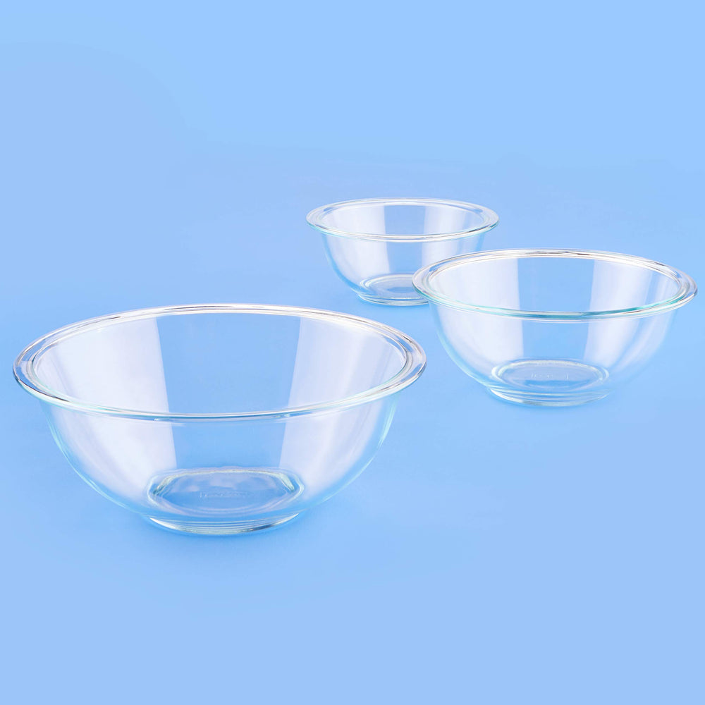 Comparación de tamaños Pyrex con mano para escala, elegir la capacidad correcta