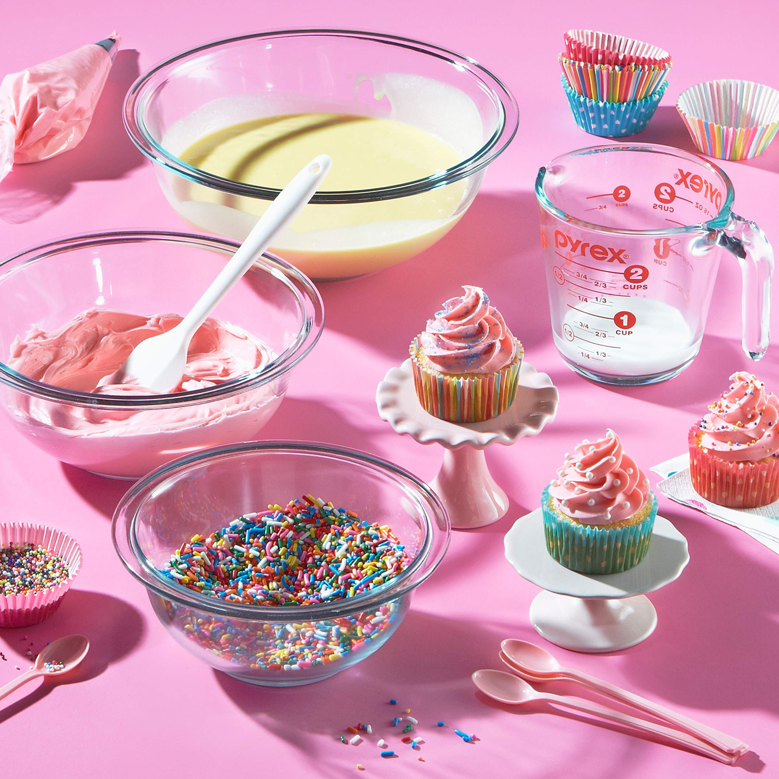 Cuenco Pyrex 1.5 qt con masa de repostería, ideal para mezclar y batir