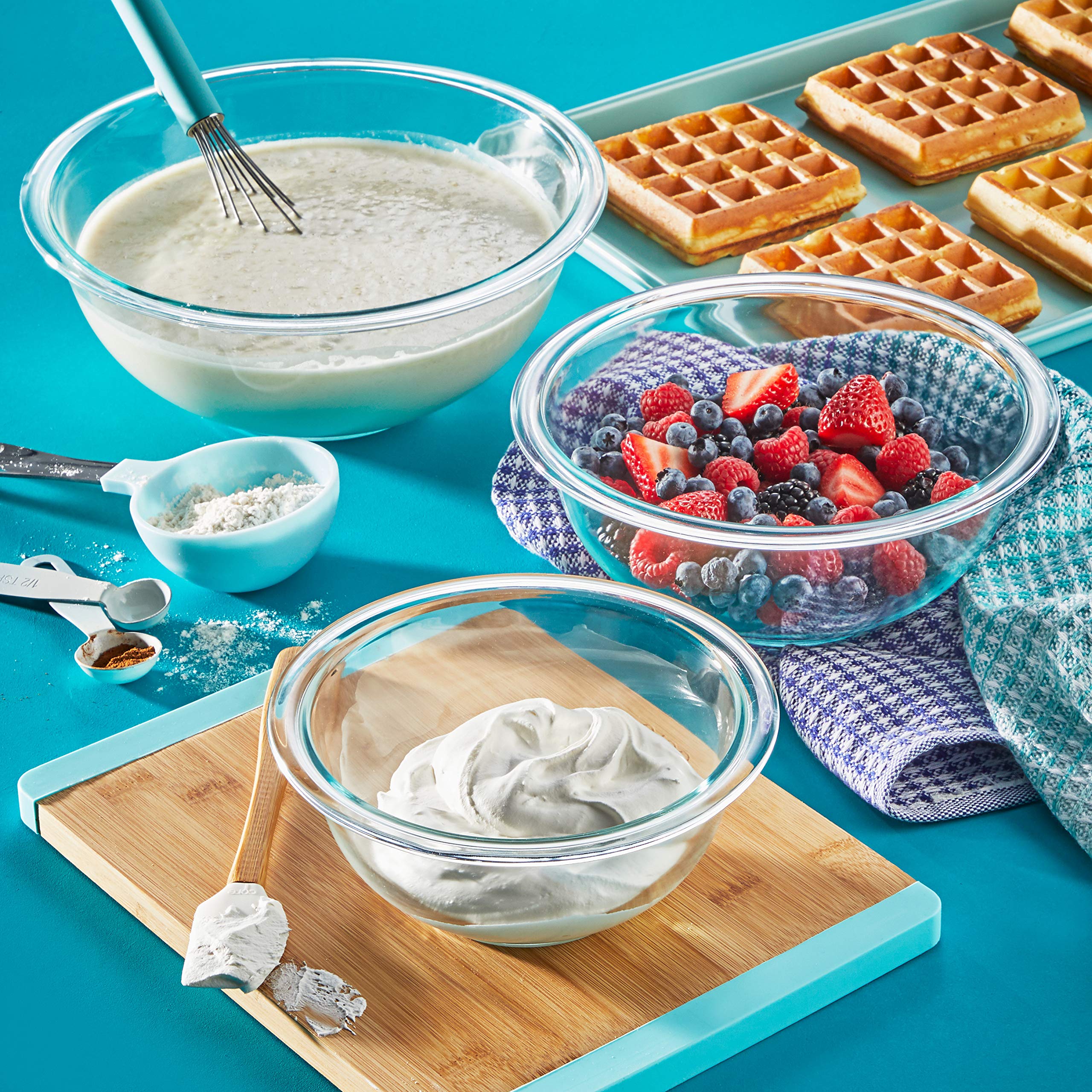 Cuenco Pyrex 2.5 qt lleno de ensalada, servir directamente desde el recipiente