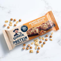 Quaker barrita cortada que revela interior con cristales de proteína y avena, visual nutritivo