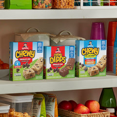 Quaker Chewy barra individual en mano lista para llevar y comer