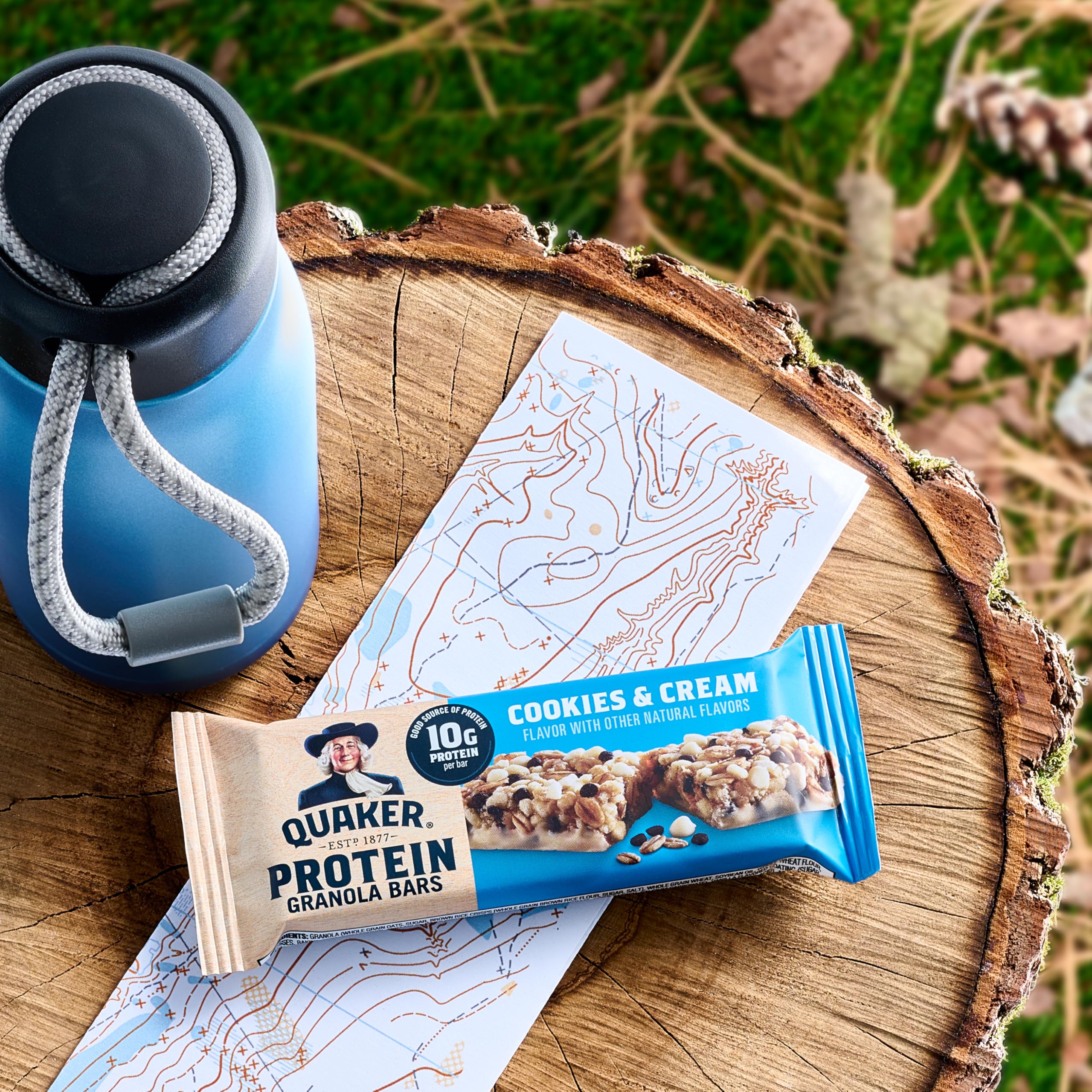 Quaker barrita sostenida en mano para comparar tamaño, muestra porción manejable