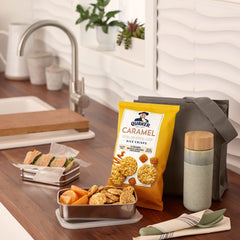 Quaker snack en mano para comparar tamaño fácil de transportar