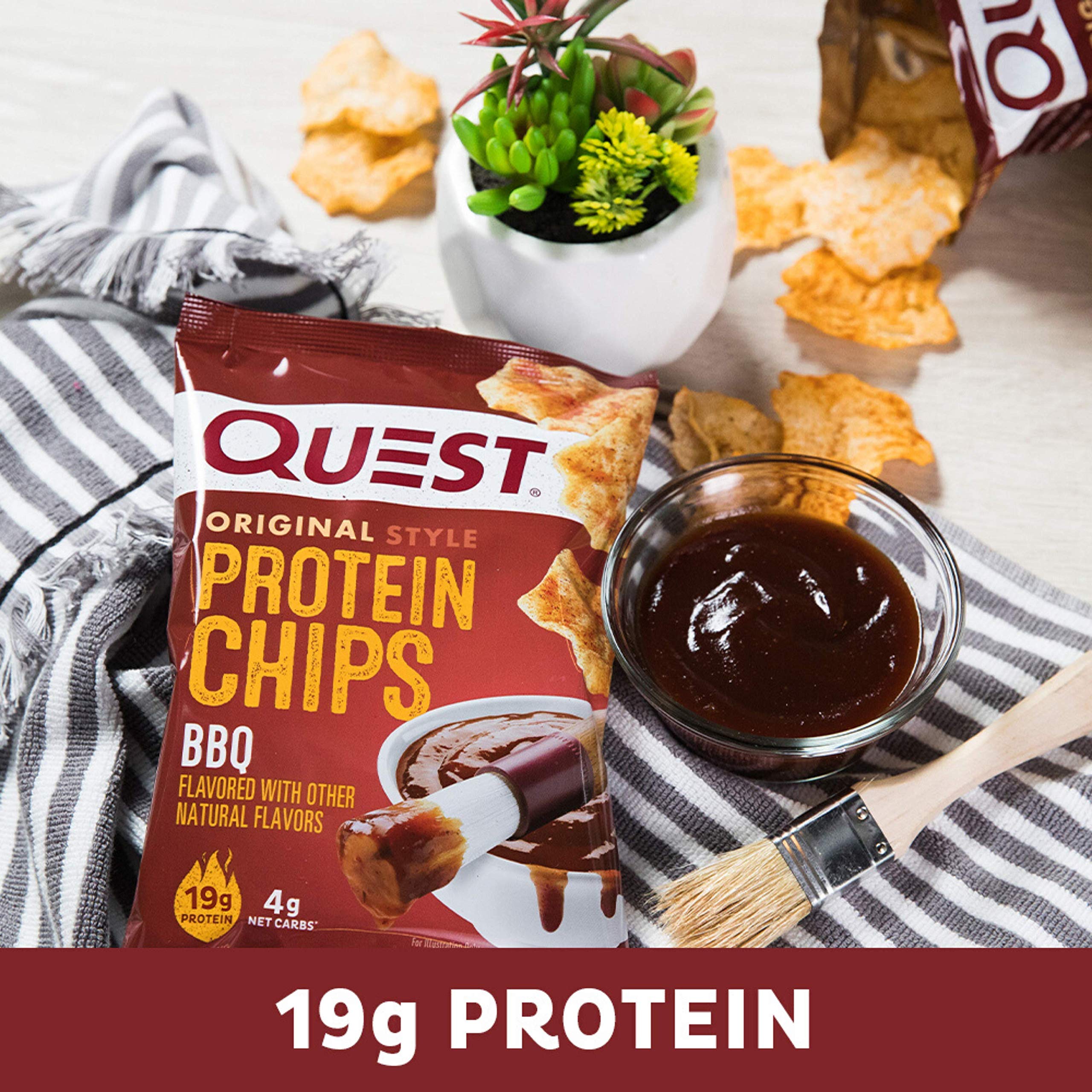 Quest chips BBQ en mesa de picnic, snack rico en proteína para actividades