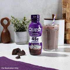 Comparación de tamaño Quest chocolate junto a una mano para referencia práctica