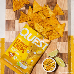 Quest chip en plato junto a elote asado evocando sabor mexicano auténtico