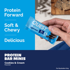 Quest mini cookies & cream tamaño en mano para referencia de porción práctica