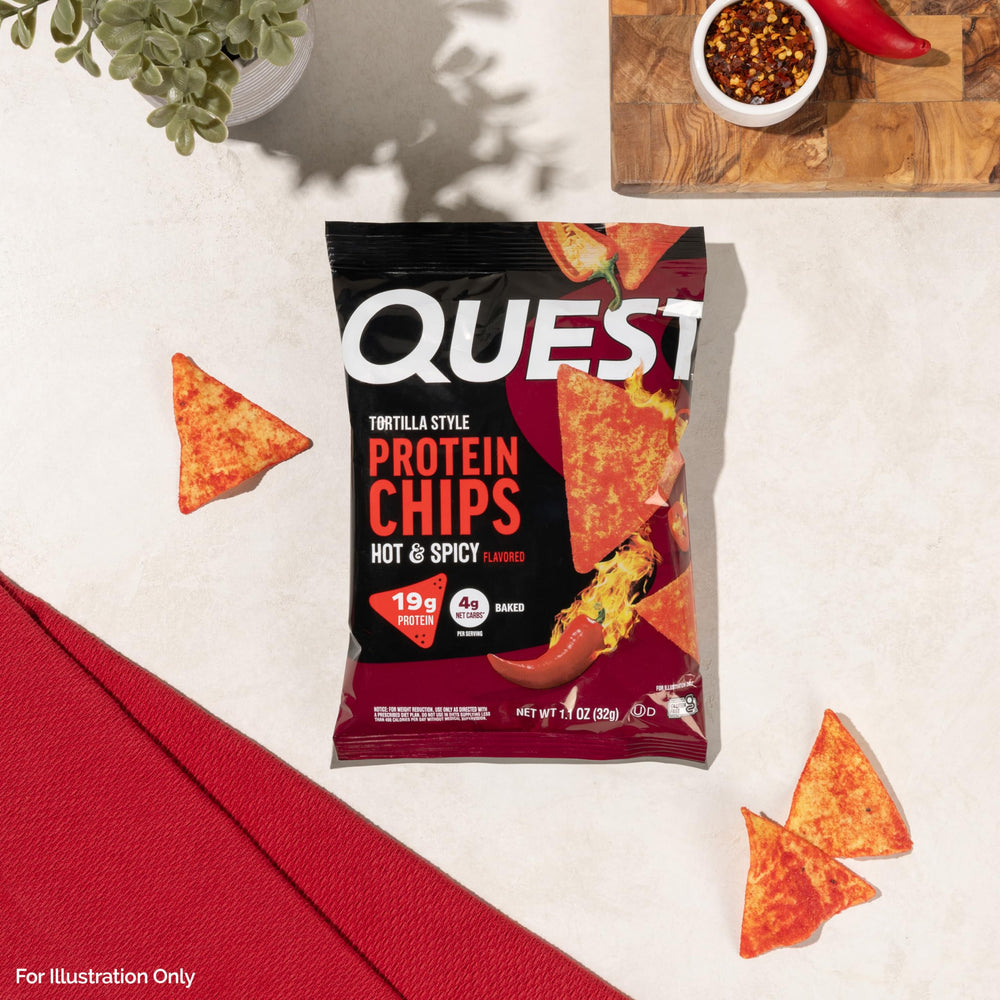 Quest chip en mano para comparar tamaño y porción portable
