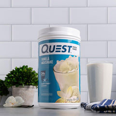 Quest cucharada con polvo destacando concentración de proteína