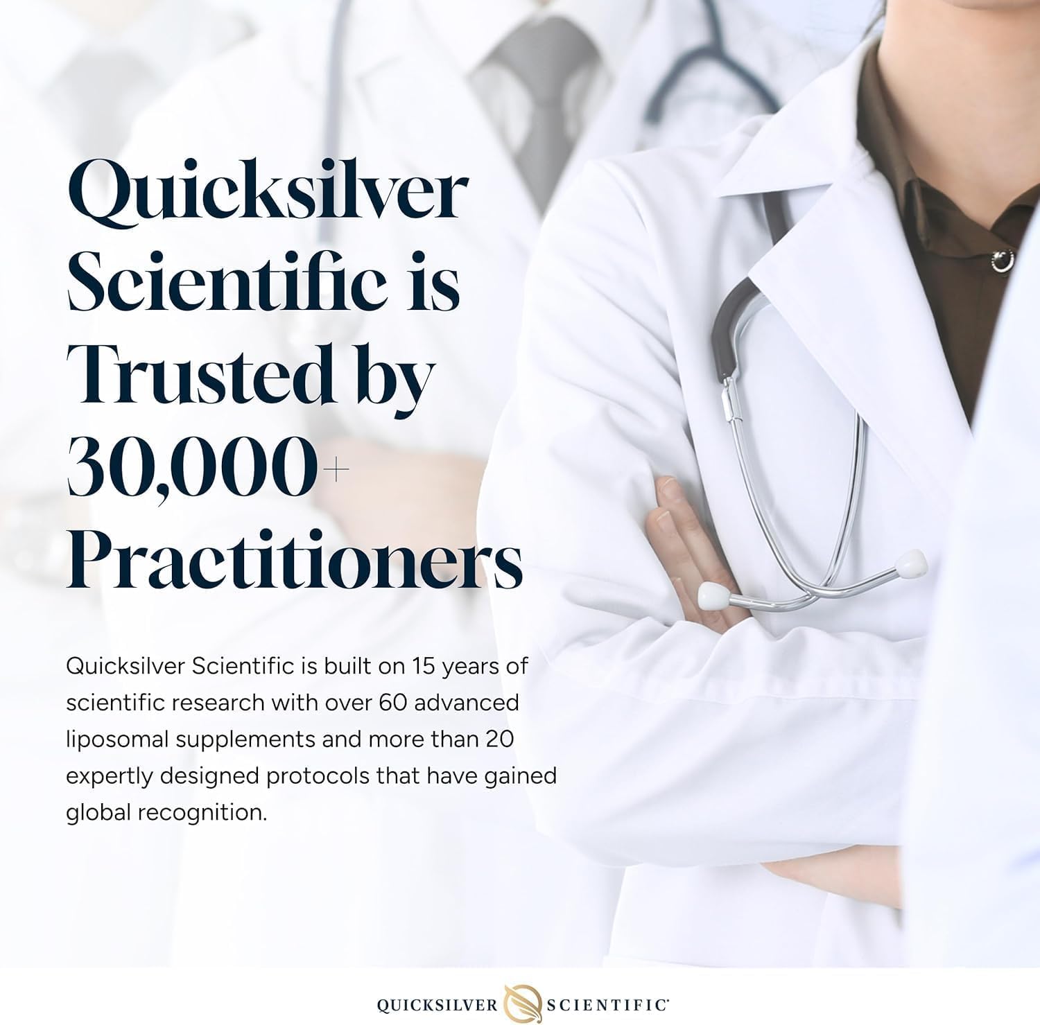 Quicksilver Scientific ampolla en mano para comparar tamaño, práctica para viajes