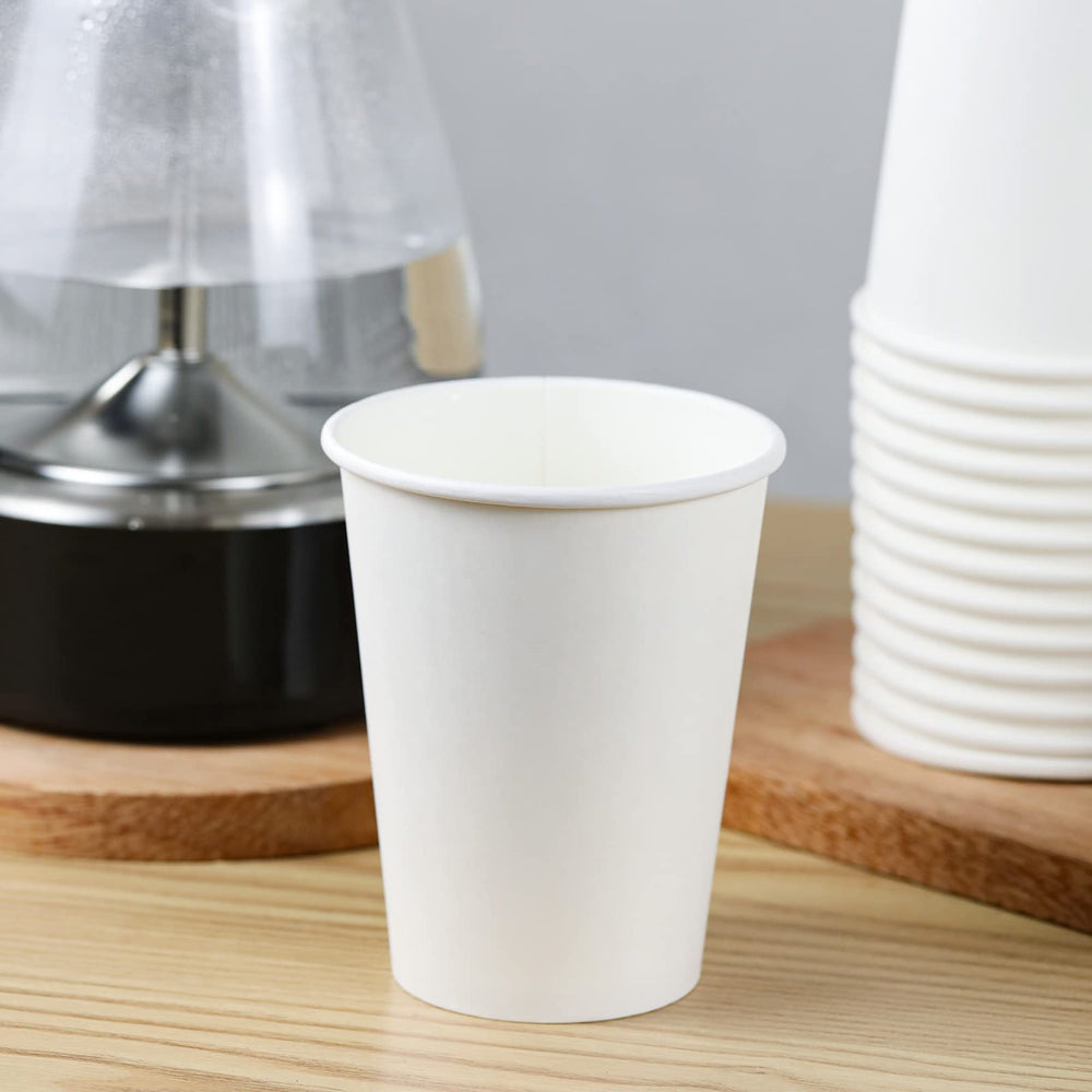 RACETOP vaso junto a una mano para comparar tamaño y servir con facilidad