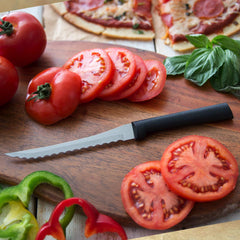 RADA cuchillo cortando tomate fresco para obtener rodajas uniformes
