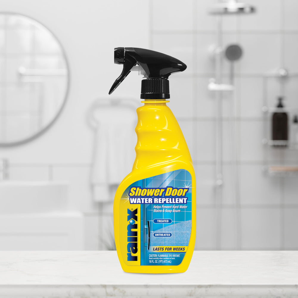 Rain‑X estética en baño con puerta de ducha limpia, mejora visual del ambiente