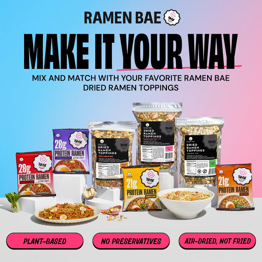 Ramen Bae persona disfrutando el bowl en cocina, ideal para comidas rápidas