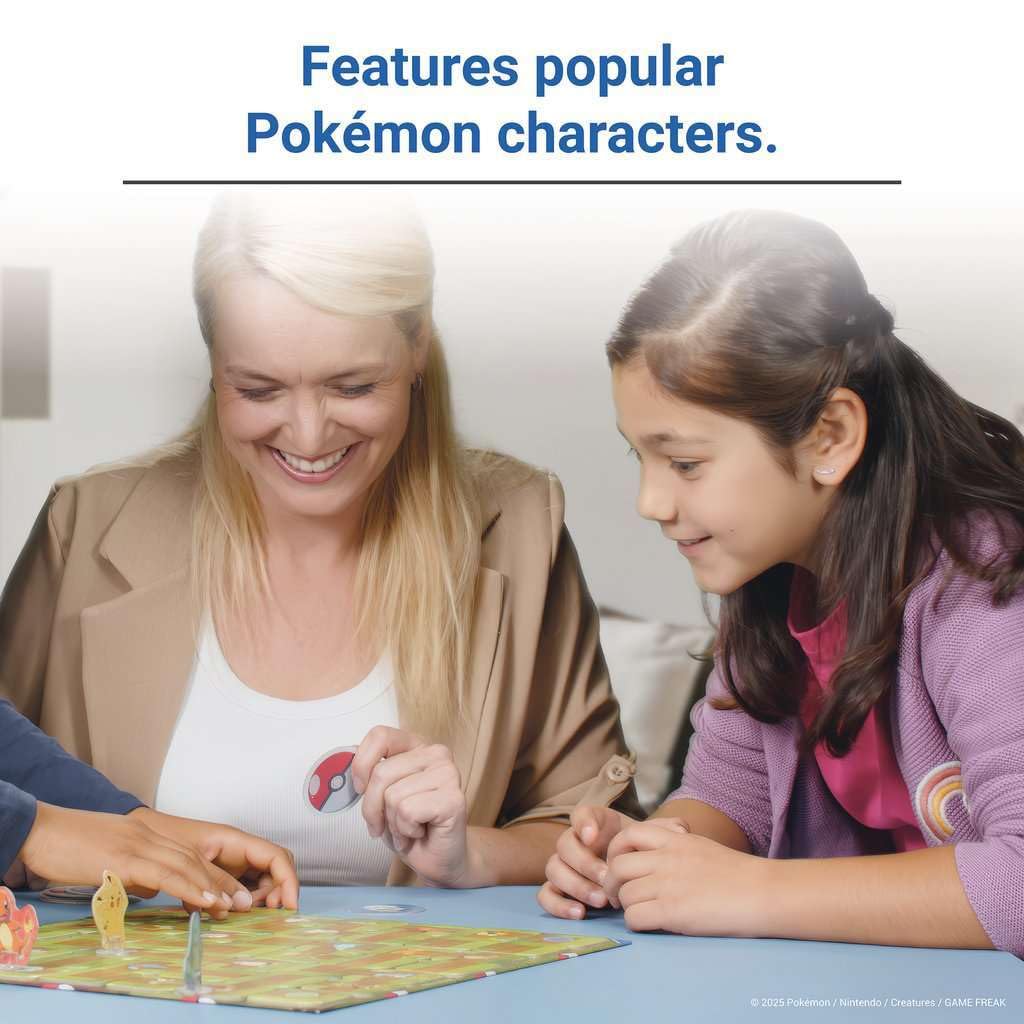 Ravensburger familia jugando al Labyrinth Pokémon en mesa, diversión intergeneracional