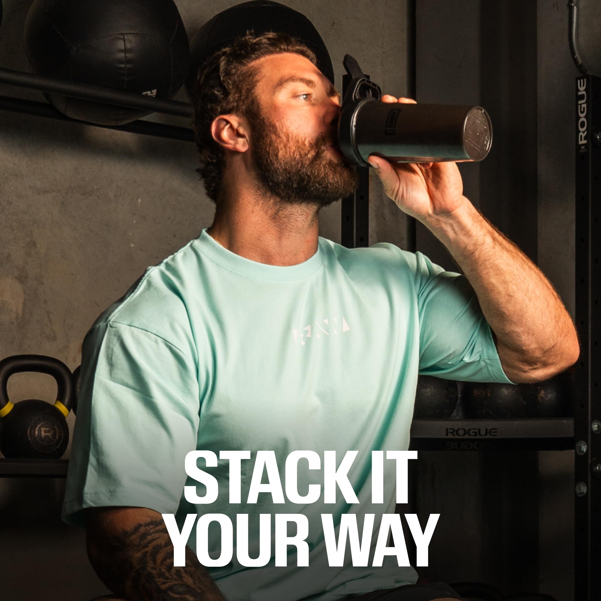 Cuchara con una dosis de RAW Pump2 lista para añadir a tu batido y potenciar el pump