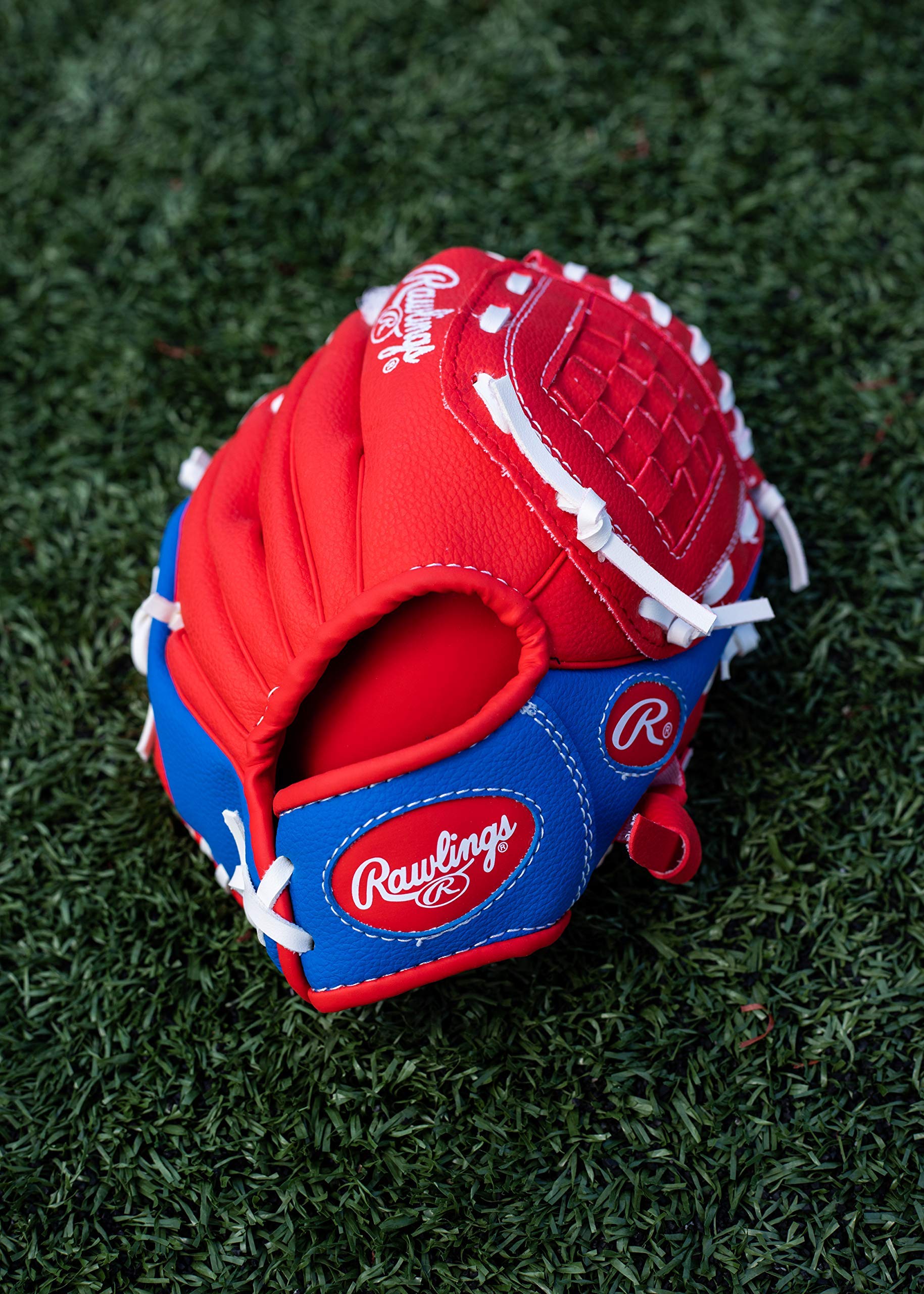 Rawlings comparación de tamaño con una mano para ver escala infantil