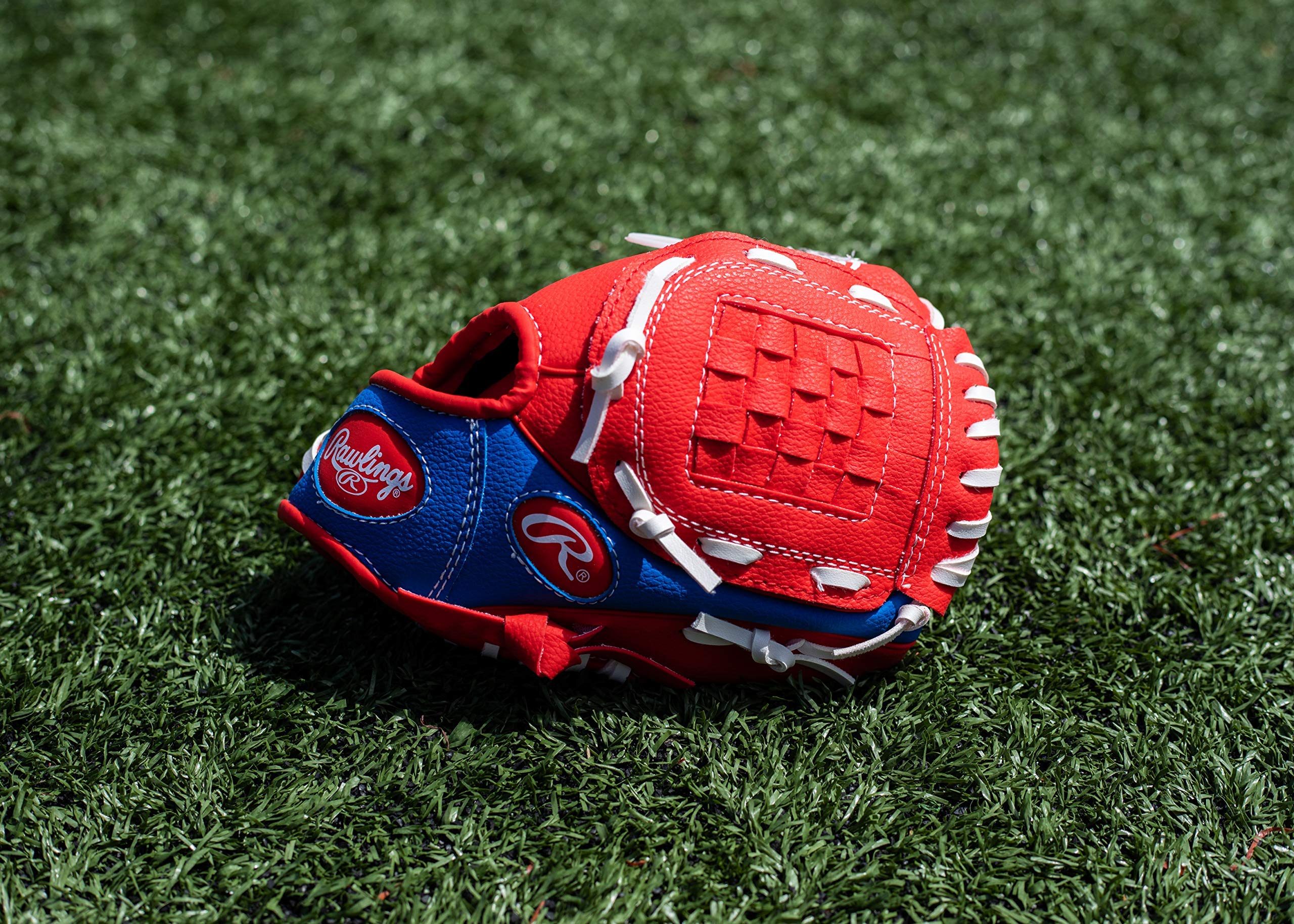 Rawlings niño usando el guante en práctica mostrando comodidad y ajuste