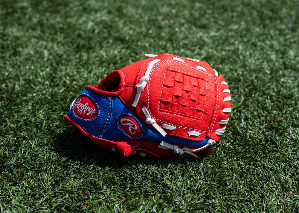 Rawlings niño usando el guante en práctica mostrando comodidad y ajuste