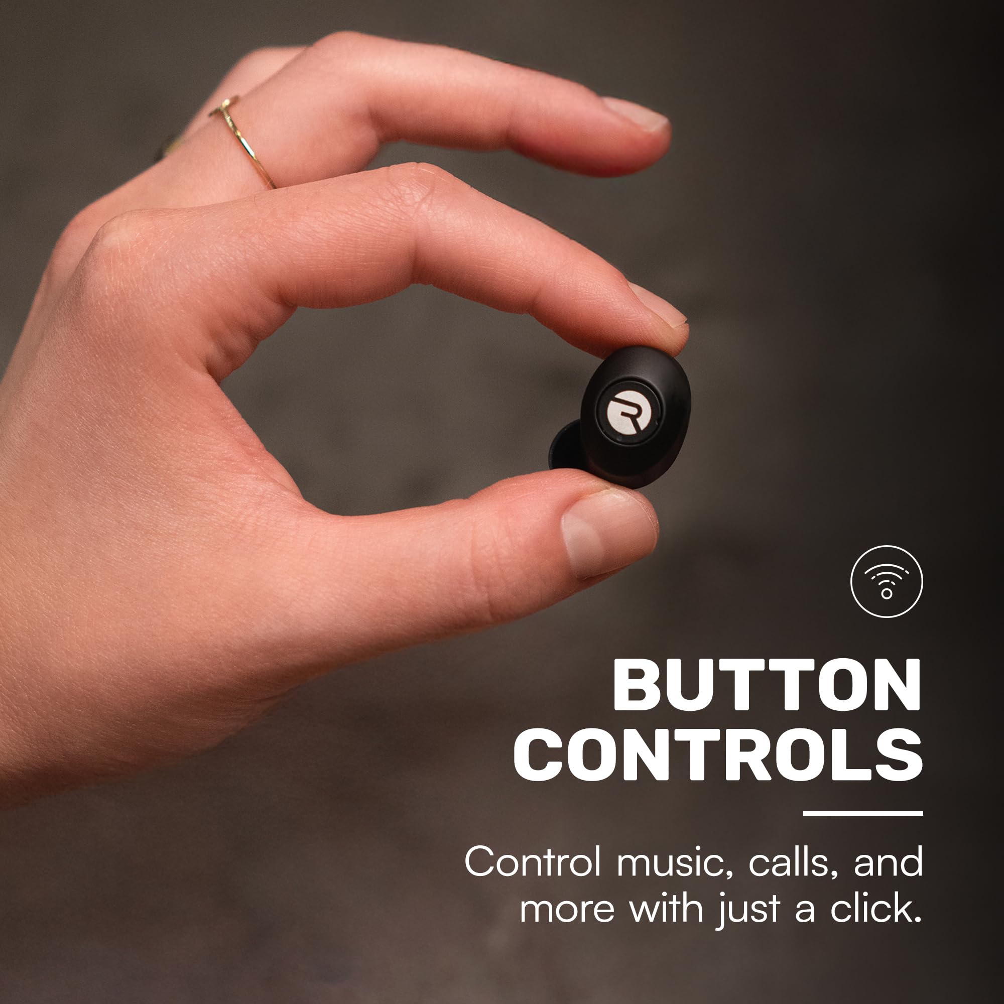 Raycon auricular en mano mostrando tamaño compacto y portabilidad