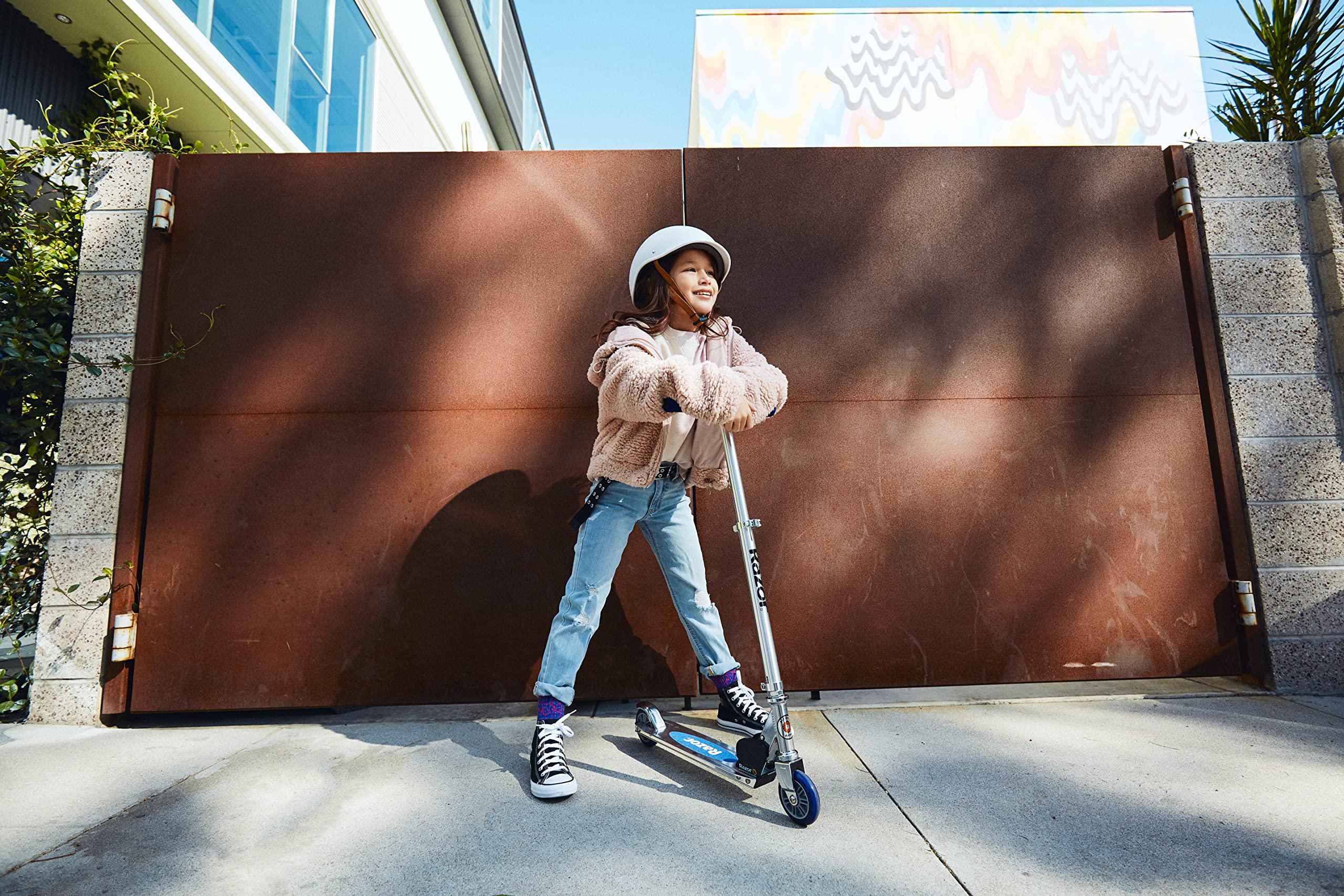 Razor patinete plegado listo para transporte y ahorro de espacio