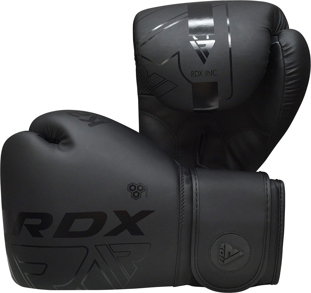 Guantes RDX en uso con saco mostrando postura de golpeo y estabilidad