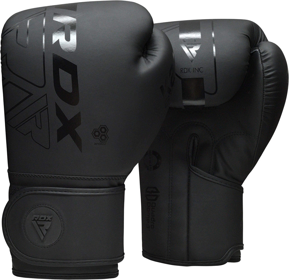 Guantes RDX frontal con logo mostrando ajuste y acabado duradero