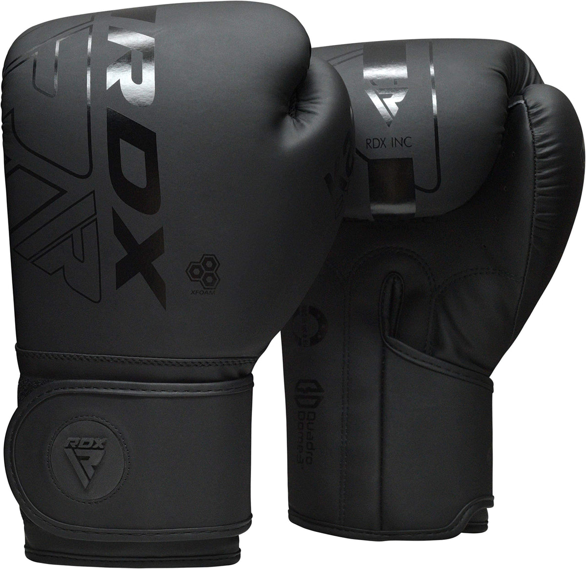 Guantes RDX frontal con logo mostrando ajuste y acabado duradero