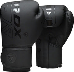 Guantes RDX frontal con logo mostrando ajuste y acabado duradero