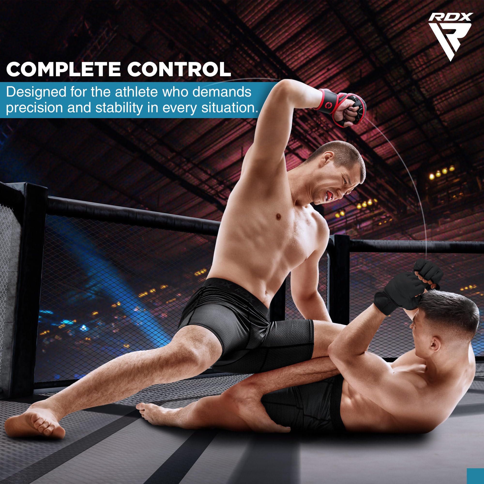 RDX guantes en uso pegando saco con buen impacto