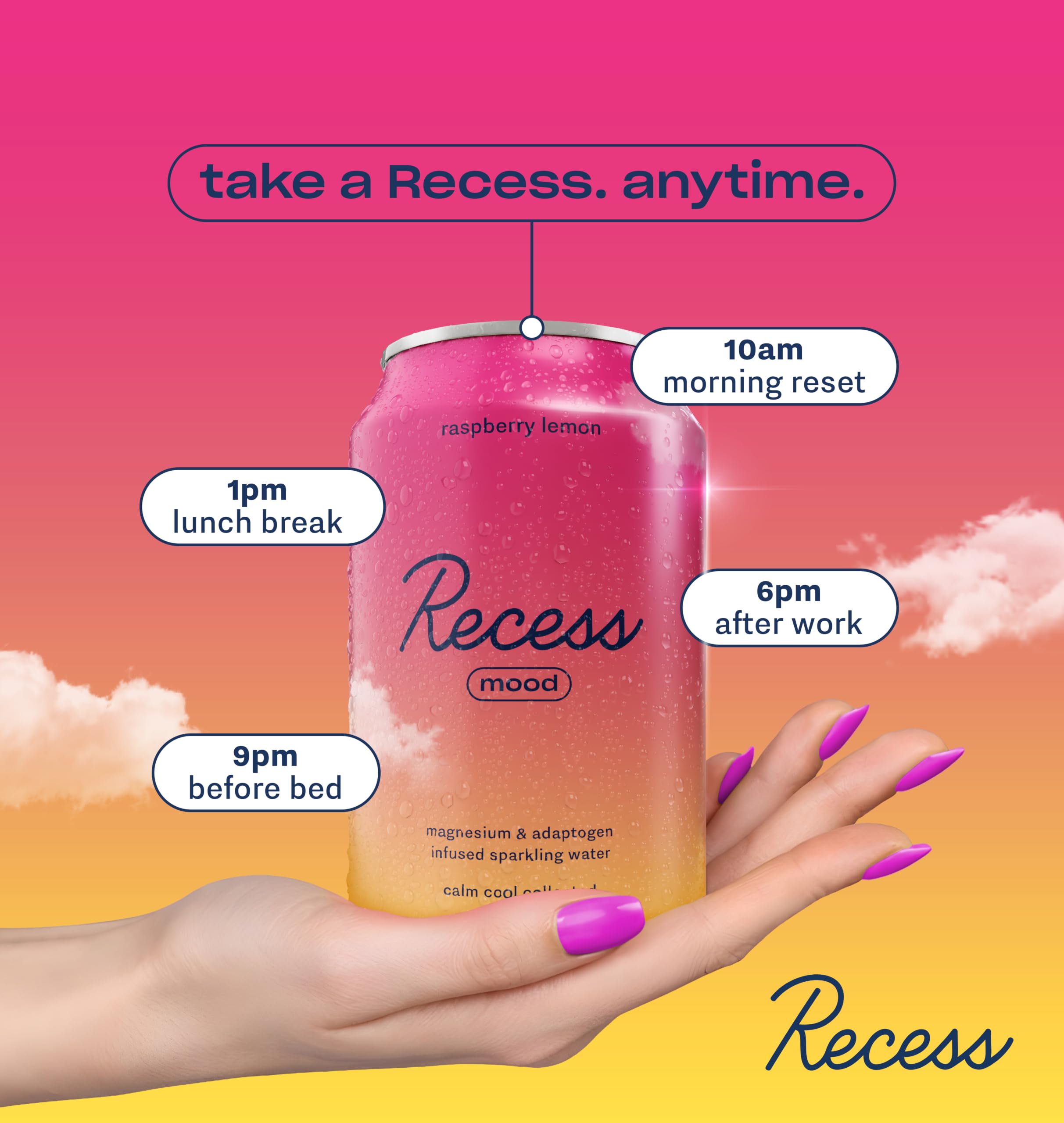 Recess lata en mano para mostrar tamaño portátil y conveniencia