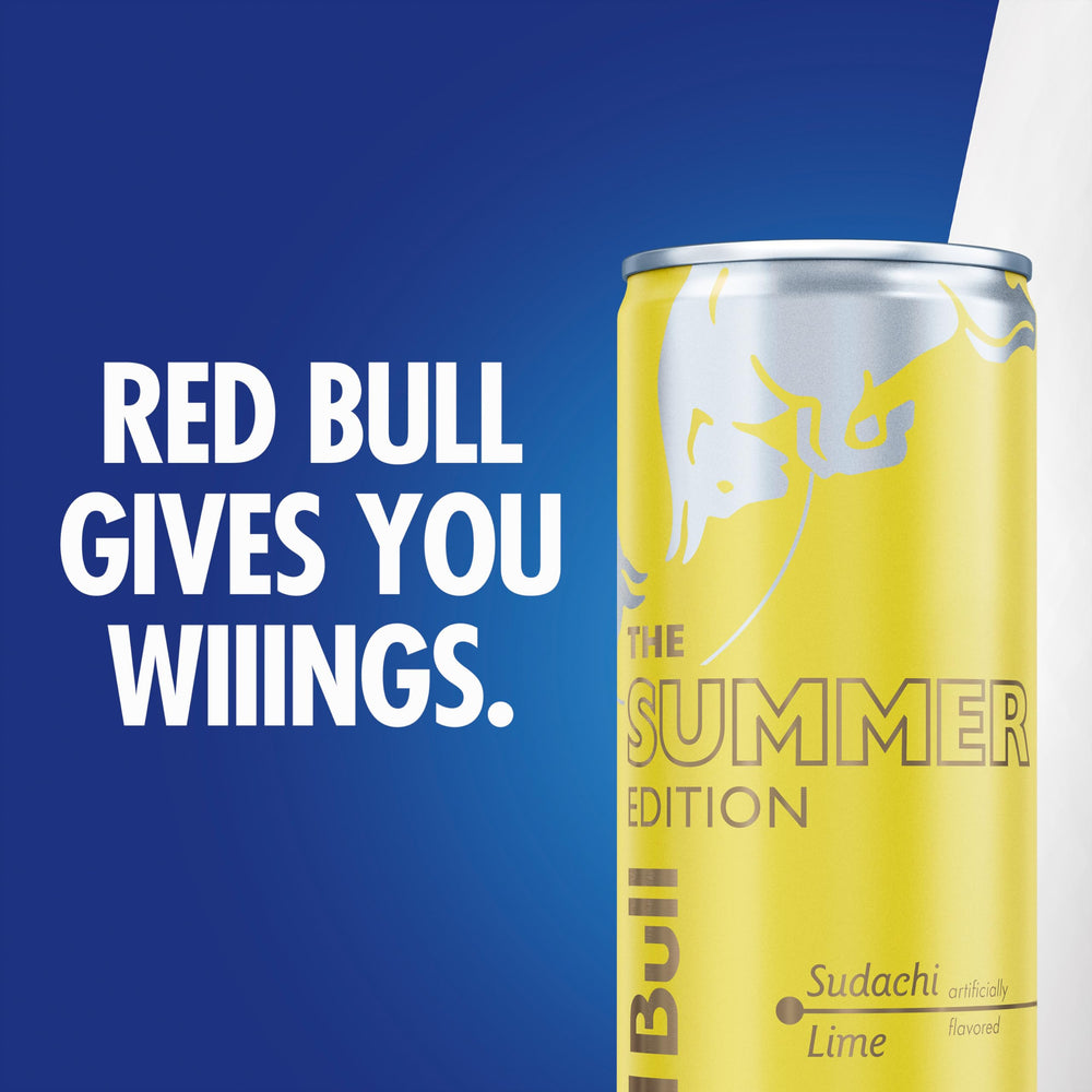 Red Bull lata en ambiente de playa veraniega, momento refrescante y social